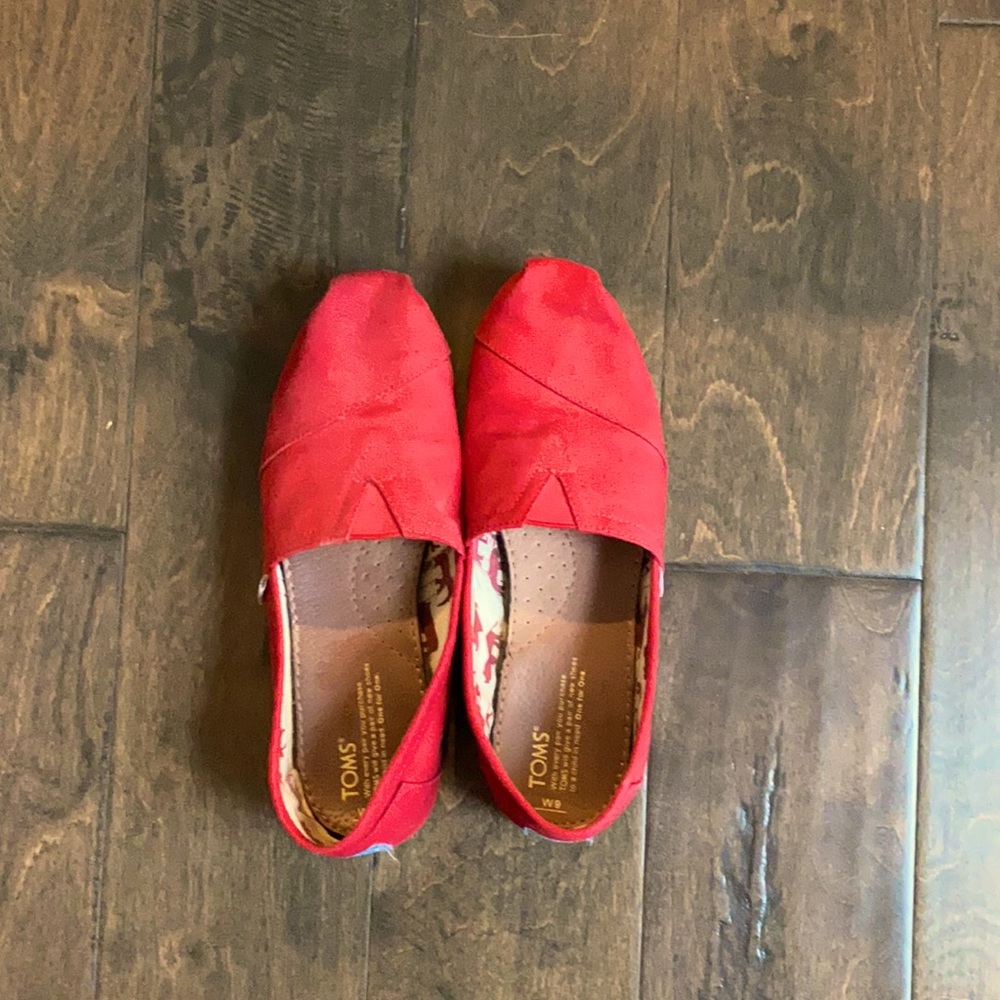 Womens Toms in GUC. Very clean and always worn with socks. Nonsmoking home.